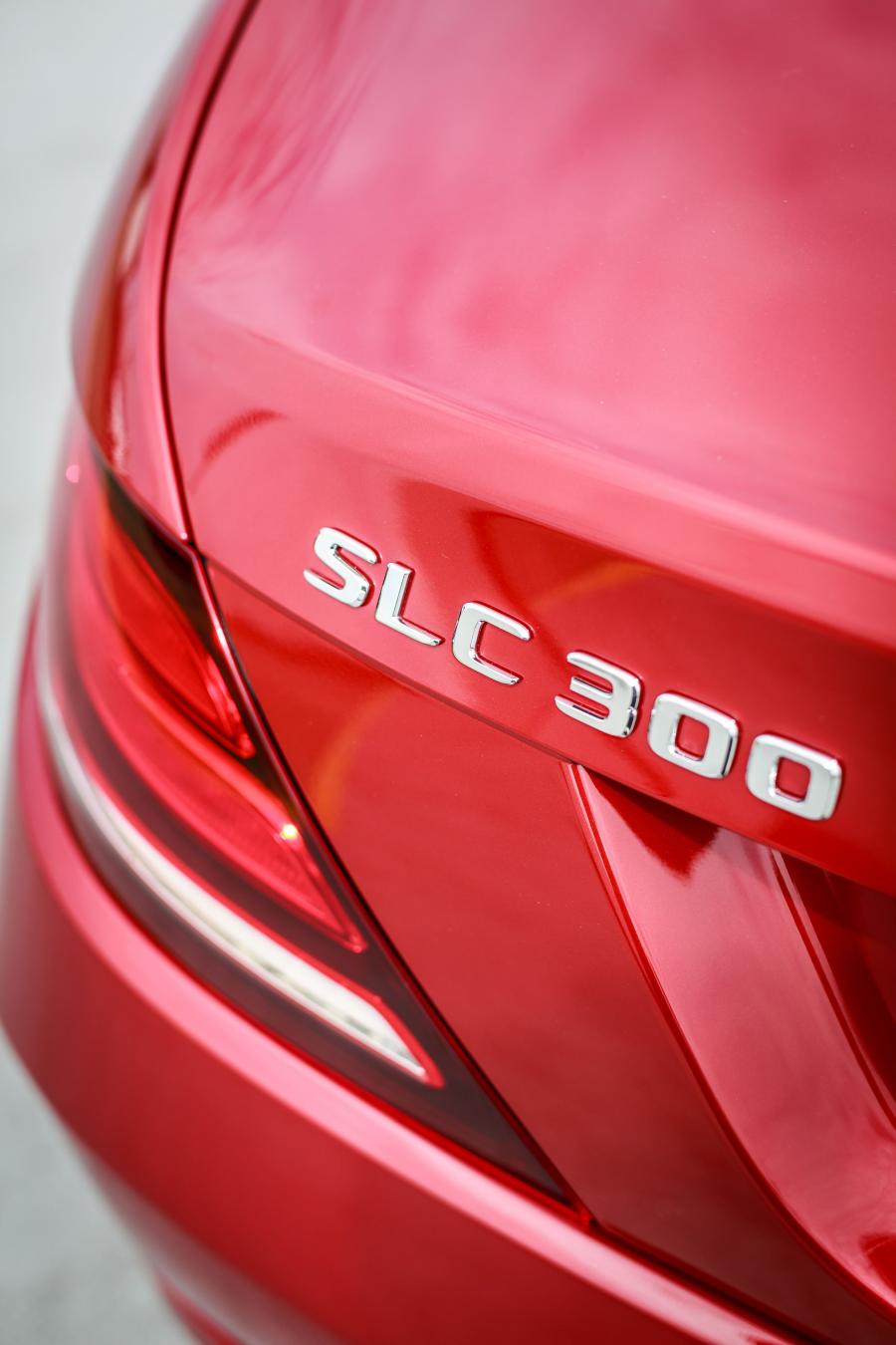Логотип Mercedes-Benz SLC300 AMG Line 2017 года  (MY) (фото 6 из 20)